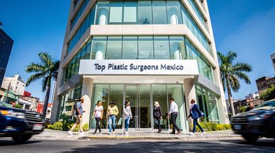 Exterior view of a renowned facelift clinic in Mexico City with patients entering.