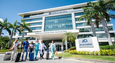 Exterior view of a modern accredited hospital in Escazú, Costa Rica, welcoming international patients.